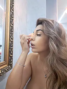 Snapshot of Bella_Posh chatting on 11.23.25 Bella Posh online show from 11.23.25