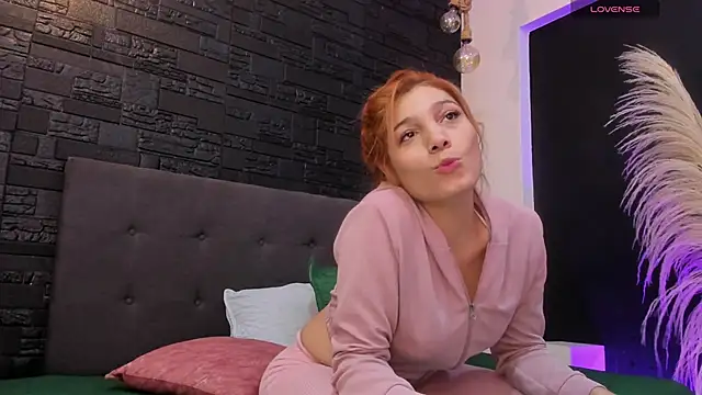 Snapshot of Maite_Smith_ chatting on 10.16.25 Maite Smith online show from 10.16.25