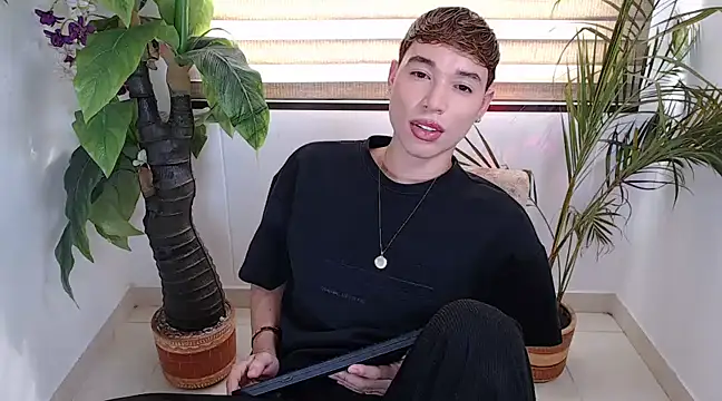 Snapshot of cod_dolll chatting on 02.25.25 cod dolll online show from 02.25.25