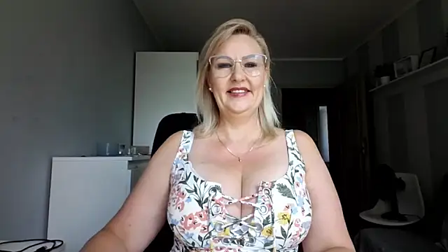 Snapshot of DianaLive chatting on 06.30.26 DianaLive online show from 06.30.26