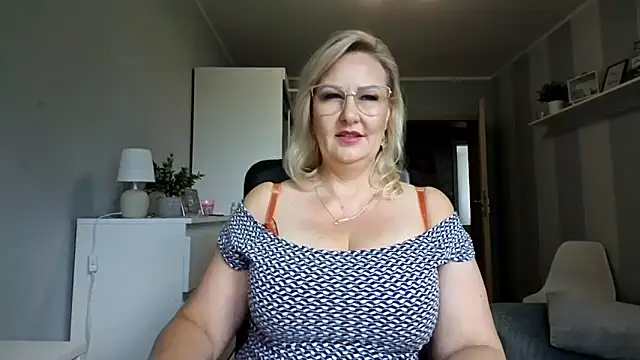 Snapshot of DianaLive chatting on 07.24.26 DianaLive online show from 07.24.26