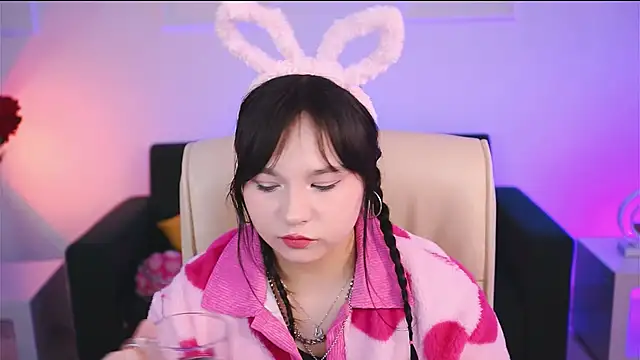 Snapshot of HanaWise chatting on 03.03.25 HanaWise online show from 03.03.25