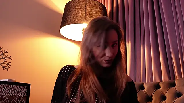 Snapshot of IsoldeBlis chatting on 10.17.25 IsoldeBlis online show from 10.17.25