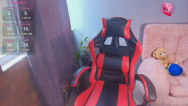 Snapshot of SophiTay chatting on 10.06.25 SophiTay online show from 10.06.25