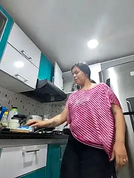 Snapshot of krolay16 chatting on 10.21.25 krolay16 online show from 10.21.25