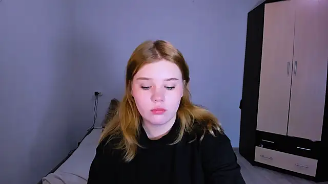 Snapshot of LaseyMoon chatting on 12.20.25 LaseyMoon online show from 12.20.25