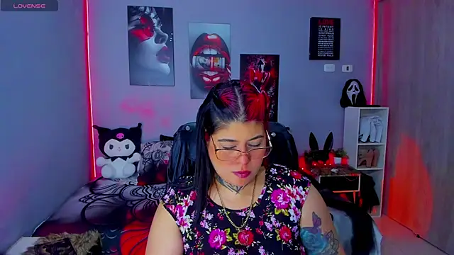 Snapshot of Veronika_metal chatting on 11.11.25 Veronika metal online show from 11.11.25