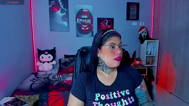 Snapshot of Veronika_metal chatting on 11.19.25 Veronika metal online show from 11.19.25