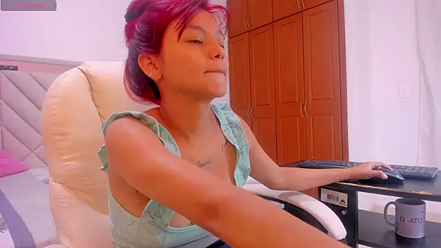 Snapshot of gime_lara chatting on 11.06.25 gime lara online show from 11.06.25