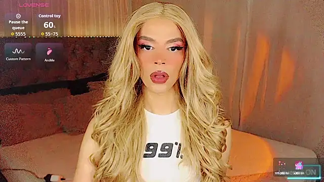 Snapshot of Dalila_moan chatting on 10.19.25 Dalila moan online show from 10.19.25