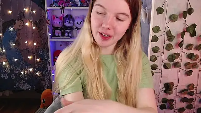 Snapshot of Strawberry_juli chatting on 02.27.25 Strawberry juli online show from 02.27.25