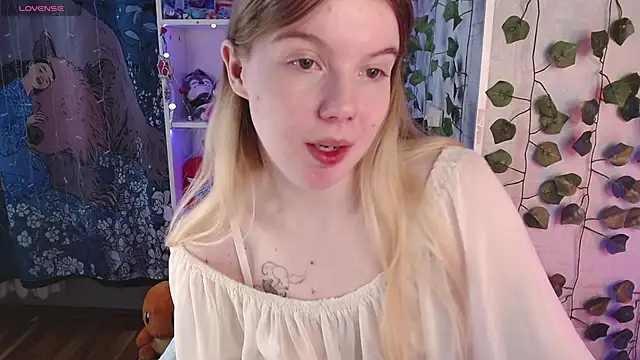 Snapshot of Strawberry_juli chatting on 03.11.25 Strawberry juli online show from 03.11.25