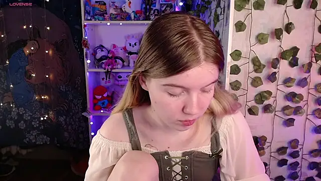 Snapshot of Strawberry_juli chatting on 03.18.25 Strawberry juli online show from 03.18.25