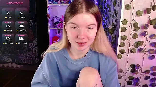 Snapshot of Strawberry_juli chatting on 03.22.25 Strawberry juli online show from 03.22.25