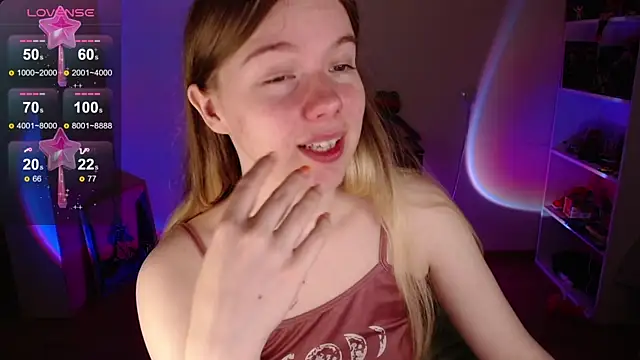 Snapshot of Strawberry_juli chatting on 09.22.25 Strawberry juli online show from 09.22.25