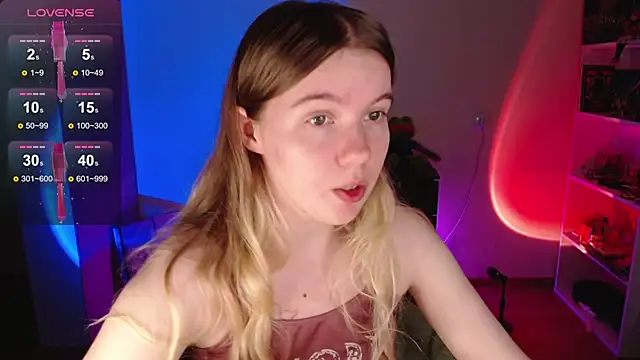 Snapshot of Strawberry_juli chatting on 10.07.25 Strawberry juli online show from 10.07.25