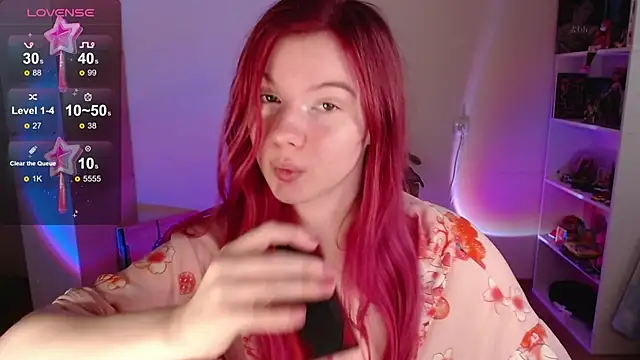 Snapshot of Strawberry_juli chatting on 10.17.25 Strawberry juli online show from 10.17.25