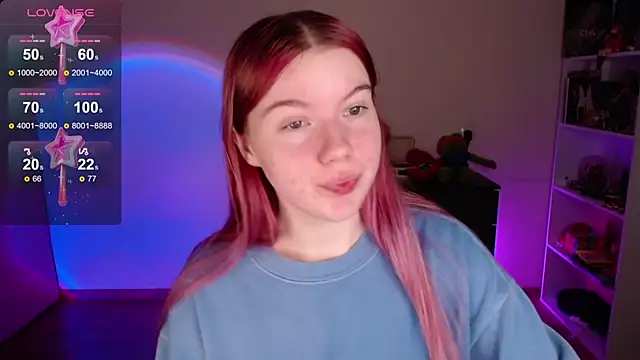 Snapshot of Strawberry_juli chatting on 11.10.25 Strawberry juli online show from 11.10.25