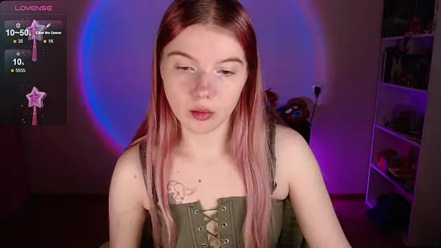 Snapshot of Strawberry_juli chatting on 12.17.25 Strawberry juli online show from 12.17.25