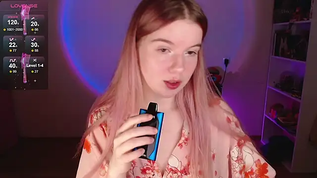 Snapshot of Strawberry_juli chatting on 12.22.25 Strawberry juli online show from 12.22.25