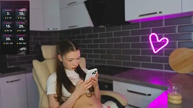 Snapshot of EmmaVictori1 chatting on 06.24.26 EmmaVictori1 online show from 06.24.26