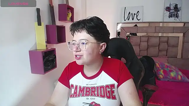 Snapshot of safyka chatting on 09.30.25 safyka online show from 09.30.25