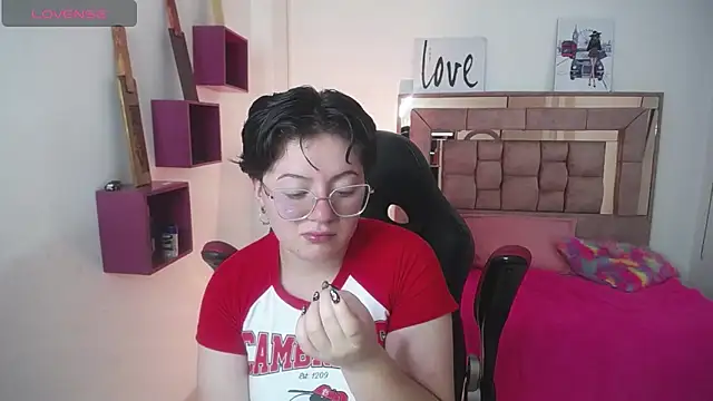 Snapshot of safyka chatting on 10.31.25 safyka online show from 10.31.25