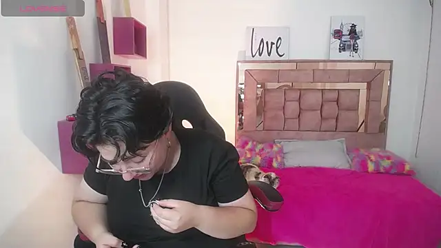 Snapshot of safyka chatting on 11.15.25 safyka online show from 11.15.25