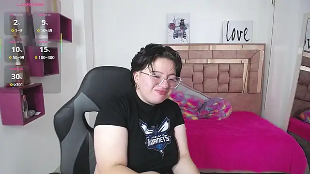 Snapshot of safyka chatting on 11.26.25 safyka online show from 11.26.25