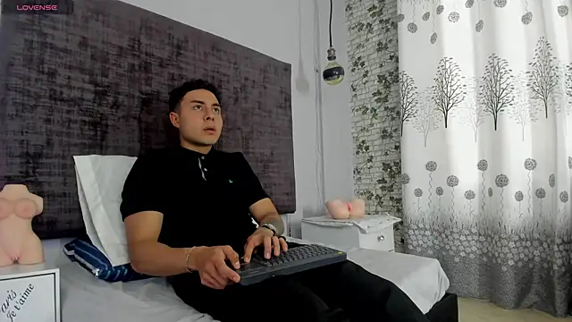 Snapshot of loverisu-coral chatting on 03.18.26 loverisu-coral online show from 03.18.26