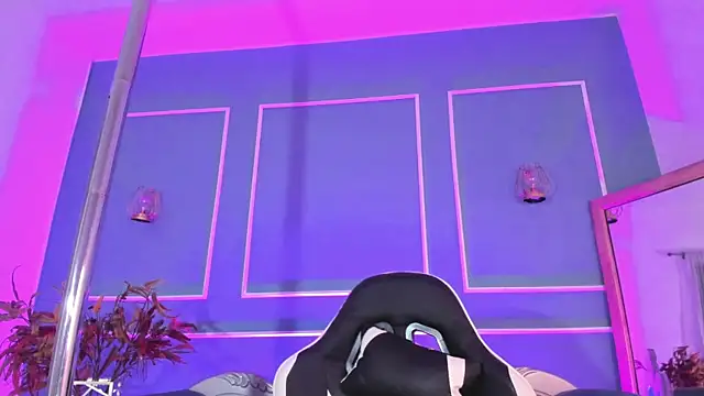 Snapshot of TaraTaylorr chatting on 10.24.25 TaraTaylorr online show from 10.24.25