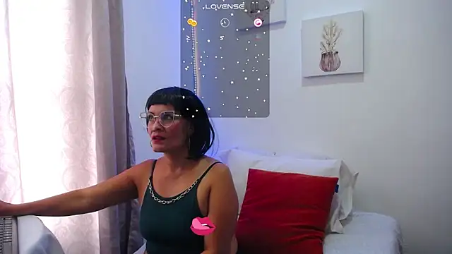 Snapshot of CarolinneFiotti chatting on 03.14.25 CarolinneFiotti online show from 03.14.25