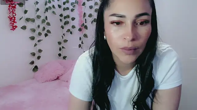 Snapshot of luna_lgomez_ chatting on 03.08.25 luna lgomez online show from 03.08.25