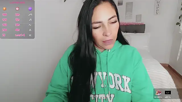 Snapshot of luna_lgomez_ chatting on 09.18.25 luna lgomez online show from 09.18.25