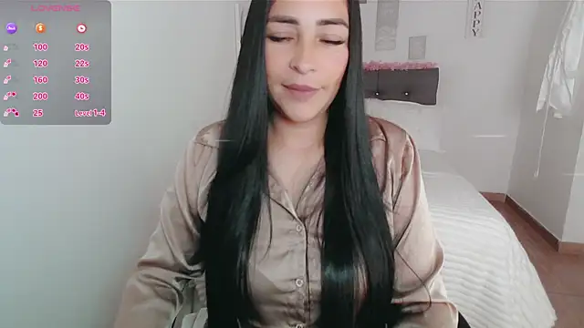 Snapshot of luna_lgomez_ chatting on 10.01.25 luna lgomez online show from 10.01.25