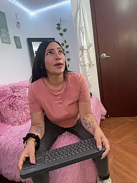 Snapshot of luna_lgomez_ chatting on 06.17.26 luna lgomez online show from 06.17.26