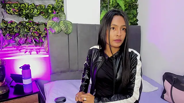 Snapshot of Fernanda_liie_ chatting on 10.28.25 Fernanda liie online show from 10.28.25