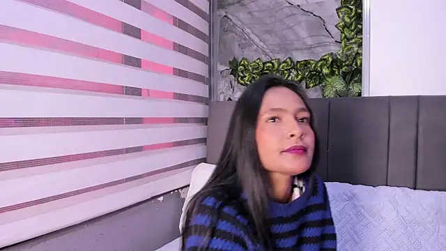 Snapshot of Fernanda_liie_ chatting on 11.25.25 Fernanda liie online show from 11.25.25