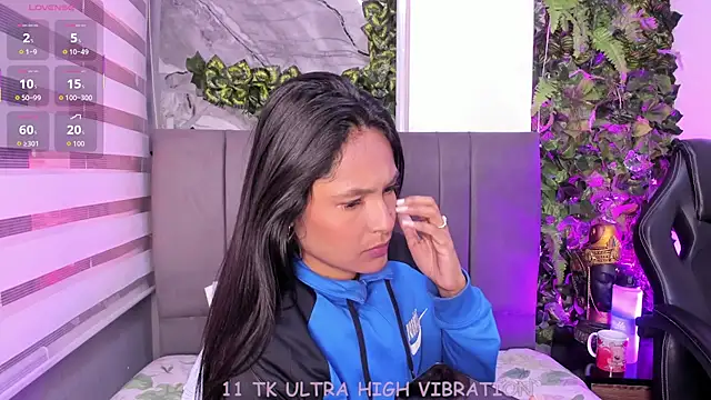 Snapshot of Fernanda_liie_ chatting on 11.27.25 Fernanda liie online show from 11.27.25