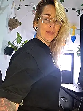 Snapshot of Sara_Valkyri chatting on 02.21.26 Sara Valkyri online show from 02.21.26