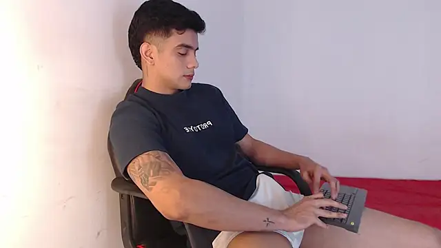 Snapshot of adam_levis17 chatting on 10.29.25 adam levis17 online show from 10.29.25