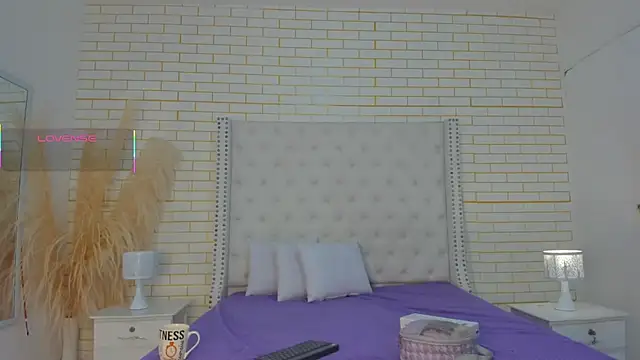 Snapshot of Emilly_wilson_ chatting on 10.10.25 Emilly wilson online show from 10.10.25