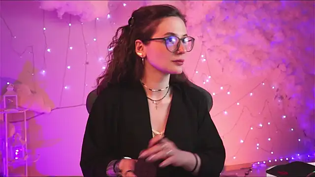 Snapshot of OliviaMcClean chatting on 03.19.25 OliviaMcClean online show from 03.19.25