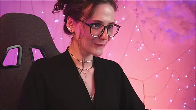 Snapshot of OliviaMcClean chatting on 03.19.25 OliviaMcClean online show from 03.19.25