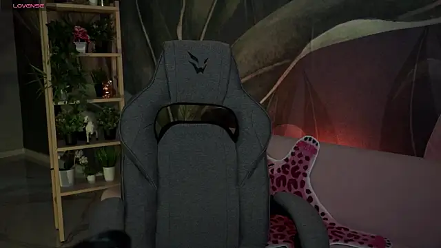 Snapshot of OliviaMcClean chatting on 10.08.25 OliviaMcClean online show from 10.08.25