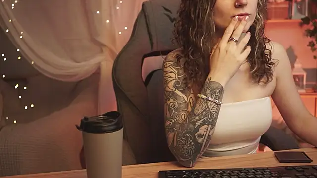 Snapshot of OliviaMcClean chatting on 10.30.25 OliviaMcClean online show from 10.30.25