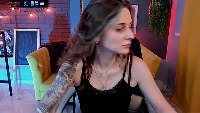 Snapshot of OliviaMcClean chatting on 11.06.25 OliviaMcClean online show from 11.06.25