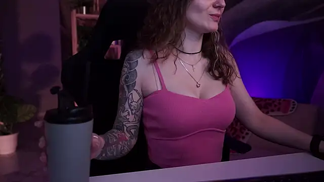 Snapshot of OliviaMcClean chatting on 11.18.25 OliviaMcClean online show from 11.18.25