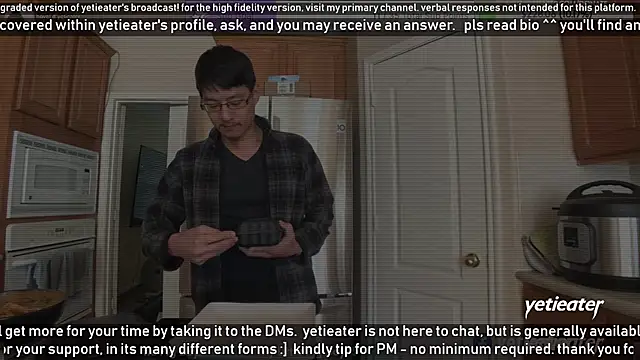 Snapshot of yetieater chatting on 01.19.25 yetieater online show from 01.19.25