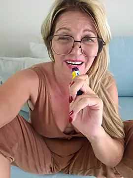 Snapshot of Melody73 chatting on 09.30.25 Melody73 online show from 09.30.25